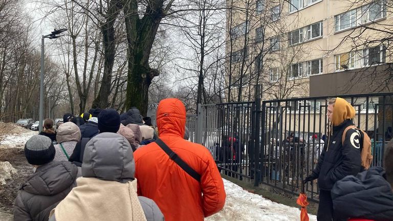 Очередь у одного из московских центров крови Очередь у одного из московских центров крови