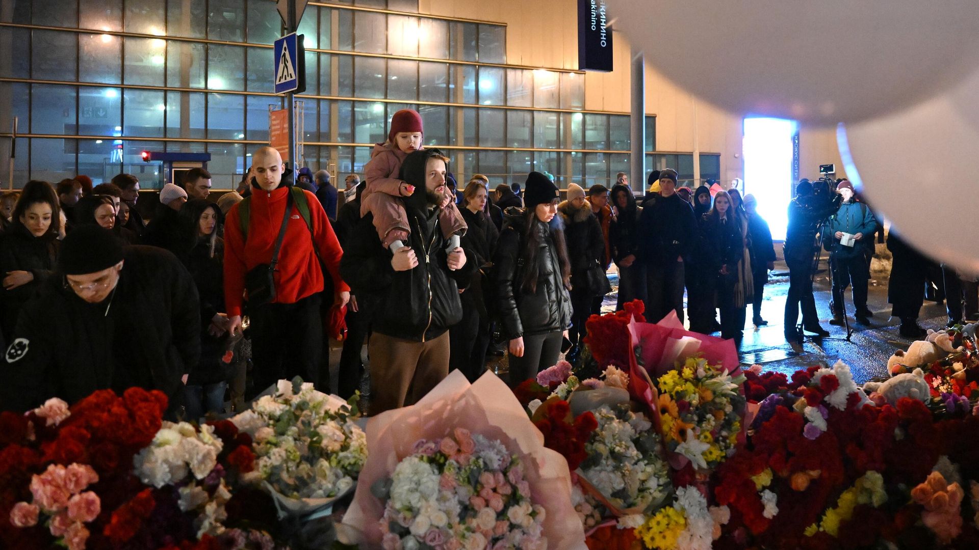 Люди у стихийного мемориала возле подмосковного Крокус Сити Холла в память о жертвах теракта Люди у стихийного мемориала возле подмосковного Крокус Сити Холла в память о жертвах теракта - РИА Новости, 1920, 24.03.2024