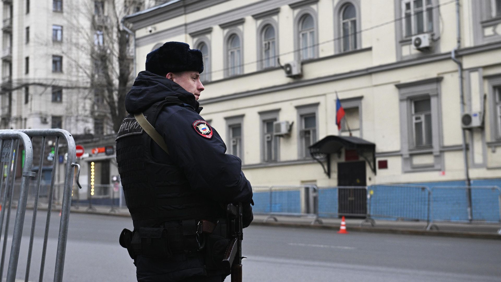 Сотрудник полиции у Басманного суда Москвы, куда доставят подозреваемых в совершении теракта в подмосковном Крокус Сити Холле - РИА Новости, 1920, 24.03.2024
