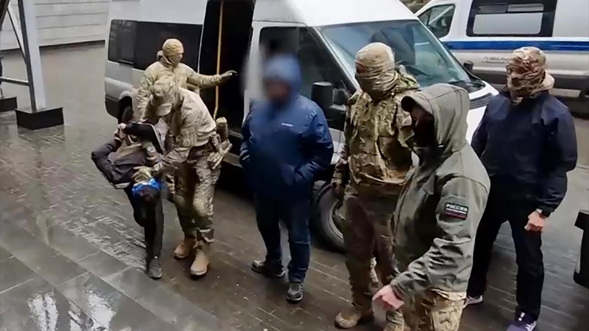 Один из задержанных по подозрению в террористическом акте в Крокус Сити Холле возле входа в здание центрального аппарата Следственного комитета РФ в Москве. Стоп-кадр видео Один из задержанных по подозрению в террористическом акте в Крокус Сити Холле возле входа в здание центрального аппарата Следственного комитета РФ в Москве. Стоп-кадр видео - РИА Новости, 1920, 25.03.2024