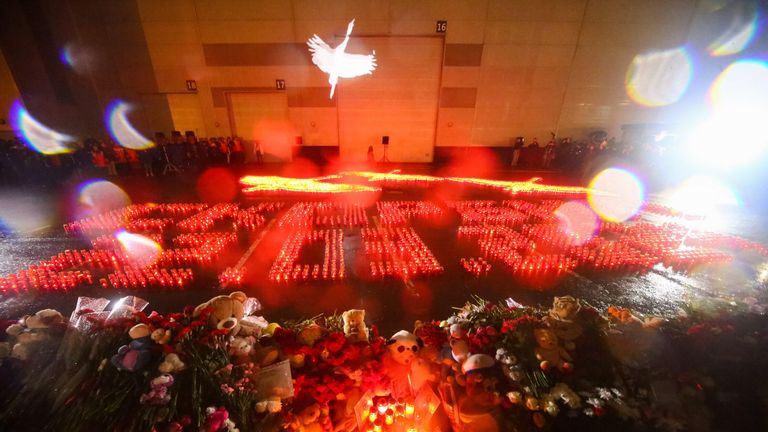 Проекция Летят журавли на здании Crocus City Hall в память о жертвах теракта Проекция Летят журавли на здании Crocus City Hall в память о жертвах теракта