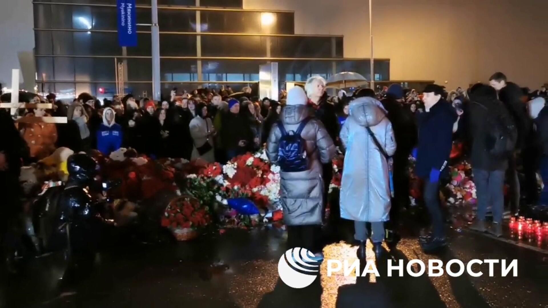 Музыканты группы Пикник пришли возложить цветы в память о погибших в Крокус сити холле Музыканты группы Пикник пришли возложить цветы в память о погибших в Крокус сити холле - РИА Новости, 1920, 24.03.2024