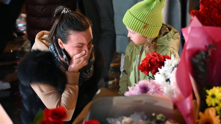 Люди у стихийного мемориала возле подмосковного Крокус Сити Холла в память о жертвах теракта Люди у стихийного мемориала возле подмосковного Крокус Сити Холла в память о жертвах теракта