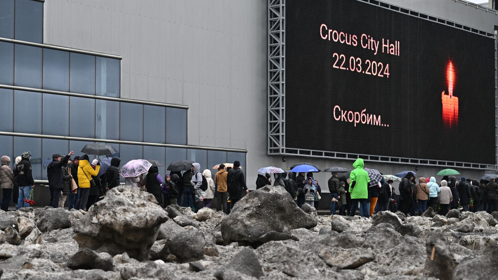 Люди стоят в очереди к стихийному мемориалу возле подмосковного Крокус Сити Холла в память о жертвах теракта. 24 марта 2024 Люди стоят в очереди к стихийному мемориалу возле подмосковного Крокус Сити Холла в память о жертвах теракта. 24 марта 2024 - РИА Новости, 1920, 24.03.2024