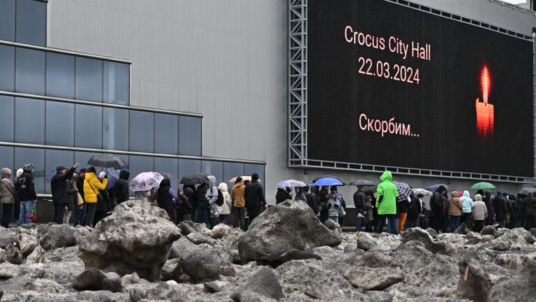 Люди стоят в очереди к стихийному мемориалу возле подмосковного Крокус Сити Холла в память о жертвах теракта Люди стоят в очереди к стихийному мемориалу возле подмосковного Крокус Сити Холла в память о жертвах теракта
