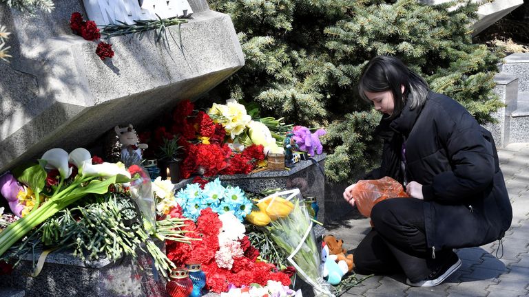 Девушка кладет мягкие игрушки к стихийному мемориалу в Комсомольском парке в Севастополе во время акции в память о жертвах теракта в подмосковном Крокус Сити Холле Девушка кладет мягкие игрушки к стихийному мемориалу в Комсомольском парке в Севастополе во время акции в память о жертвах теракта в подмосковном Крокус Сити Холле