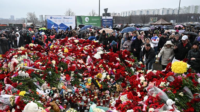 Люди возлагают цветы к стихийному мемориалу возле подмосковного Крокус Сити Холла в память о жертвах теракта Люди возлагают цветы к стихийному мемориалу возле подмосковного Крокус Сити Холла в память о жертвах теракта