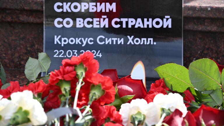 Цветы на улице Баумана в Казани во время акции в память о жертвах теракта в подмосковном Крокус Сити Холле Цветы на улице Баумана в Казани во время акции в память о жертвах теракта в подмосковном Крокус Сити Холле