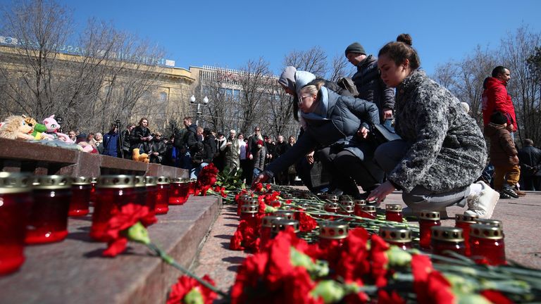 Люди возлагают цветы к стихийному мемориалу возле памятника героям обороны Красного Царицына в Волгограде в память о жертвах теракта в подмосковном Крокус Сити Холле Люди возлагают цветы к стихийному мемориалу возле памятника героям обороны Красного Царицына в Волгограде в память о жертвах теракта в подмосковном Крокус Сити Холле