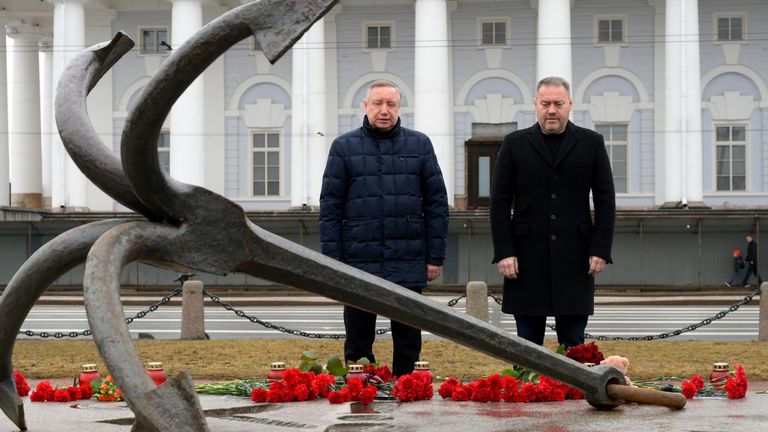 Губернатор Санкт-Петербурга Александр Беглов и председатель Законодательного Собрания Санкт-Петербурга Александр Бельский возлагают цветы на стрелке Васильевского острова в Санкт-Петербурге во время акции в память о жертвах теракта в подмосковном Крокус Сити Холле Губернатор Санкт-Петербурга Александр Беглов и председатель Законодательного Собрания Санкт-Петербурга Александр Бельский возлагают цветы на стрелке Васильевского острова в Санкт-Петербурге во время акции в память о жертвах теракта в подмосковном Крокус Сити Холле
