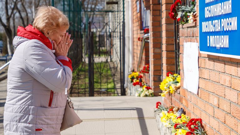 Женщина у стихийного мемориала возле российского консульства в Тирасполе во время акции в память о жертвах теракта в подмосковном Крокус Сити Холле Женщина у стихийного мемориала возле российского консульства в Тирасполе во время акции в память о жертвах теракта в подмосковном Крокус Сити Холле