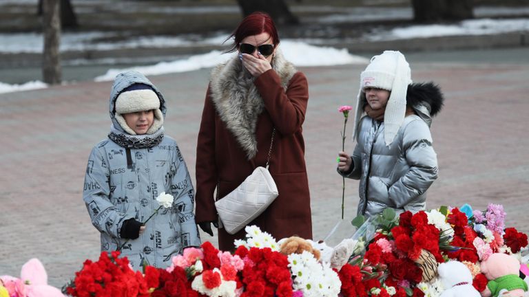 Женщина с девочками у стихийного мемориала на Красной площади в Красноярске в день общенационального траура по погибшим в результате теракта в подмосковном Крокус Сити Холле Женщина с девочками у стихийного мемориала на Красной площади в Красноярске в день общенационального траура по погибшим в результате теракта в подмосковном Крокус Сити Холле