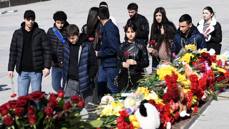 Молодые люди возлагают цветы к стихийному мемориалу на площади Ленина в Симферополе во время акции в память о жертвах теракта в подмосковном Крокус Сити Холле Молодые люди возлагают цветы к стихийному мемориалу на площади Ленина в Симферополе во время акции в память о жертвах теракта в подмосковном Крокус Сити Холле