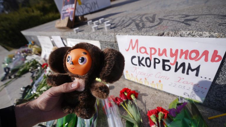 В Мариуполе на площади Ленина появился импровизированный мемориал в память о жертвах теракта в подмосковном Крокус Сити Холле В Мариуполе на площади Ленина появился импровизированный мемориал в память о жертвах теракта в подмосковном Крокус Сити Холле