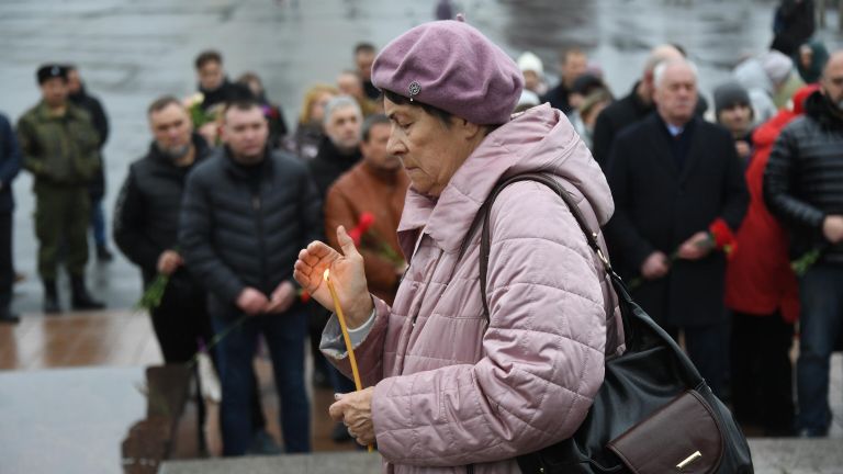 Женщина у стелы Владивосток - город воинской славы во время акции в память о жертвах теракта в подмосковном Крокус Сити Холле Женщина у стелы Владивосток - город воинской славы во время акции в память о жертвах теракта в подмосковном Крокус Сити Холле