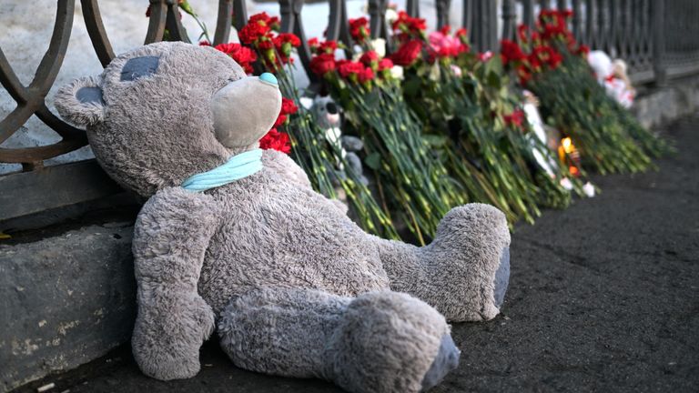 Цветы и игрушки на стихийном мемориале на площади имени Ленина в Новосибирске во время акции в память о жертвах теракта в подмосковном Крокус Сити Холле Цветы и игрушки на стихийном мемориале на площади имени Ленина в Новосибирске во время акции в память о жертвах теракта в подмосковном Крокус Сити Холле