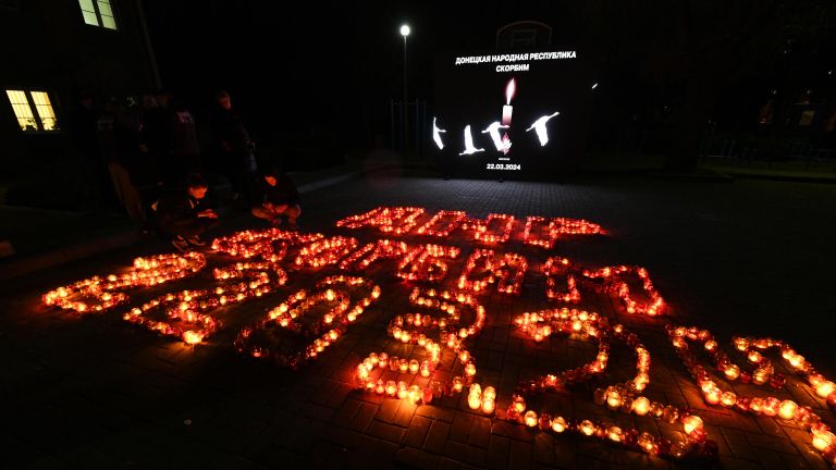 Люди зажигают свечи памяти в Донецке в день общенационального траура по погибшим в результате теракта в подмосковном Крокус Сити Холле Люди зажигают свечи памяти в Донецке в день общенационального траура по погибшим в результате теракта в подмосковном Крокус Сити Холле