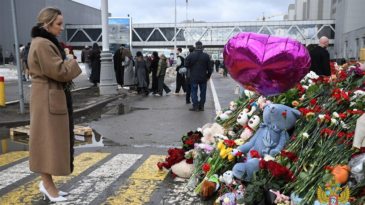 Уполномоченный при президенте РФ по правам ребенка Мария Львова-Белова возложила цветы и игрушки к стихийному мемориалу у Крокус сити холла в память о погибших в теракте Уполномоченный при президенте РФ по правам ребенка Мария Львова-Белова возложила цветы и игрушки к стихийному мемориалу у Крокус сити холла в память о погибших в теракте - РИА Новости, 1920, 25.03.2024