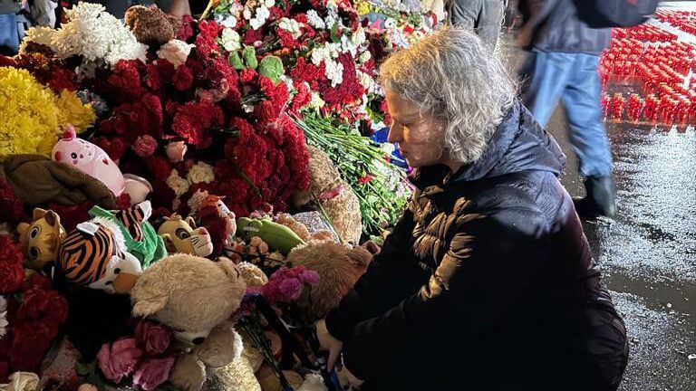 Посол Израиля в России Симона Гальперин во время возложения цветов к спонтанному мемориалу у стен Крокус сити холла. 24 марта 2024 Посол Израиля в России Симона Гальперин во время возложения цветов к спонтанному мемориалу у стен Крокус сити холла. 24 марта 2024 - РИА Новости, 1920, 24.03.2024