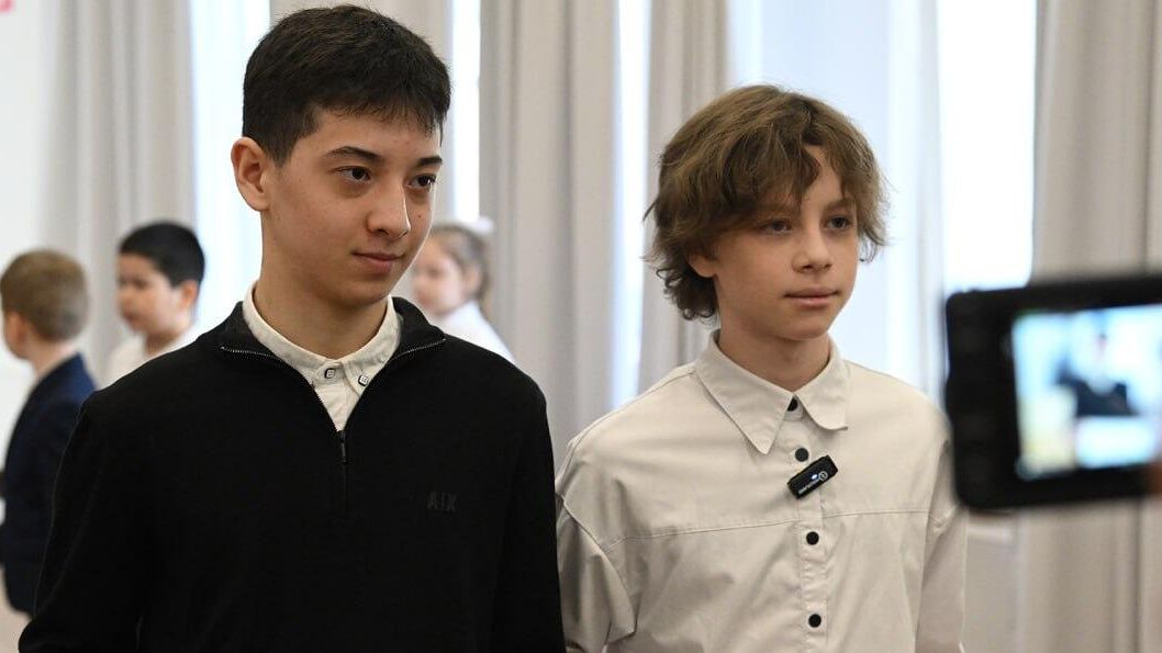 Школьники Ислам Халилов и Артем Донсков, которые помогли людям эвакуироваться во время теракта в Крокус сити холле во время награждения Школьники Ислам Халилов и Артем Донсков, которые помогли людям эвакуироваться во время теракта в Крокус сити холле во время награждения - РИА Новости, 1920, 25.03.2024