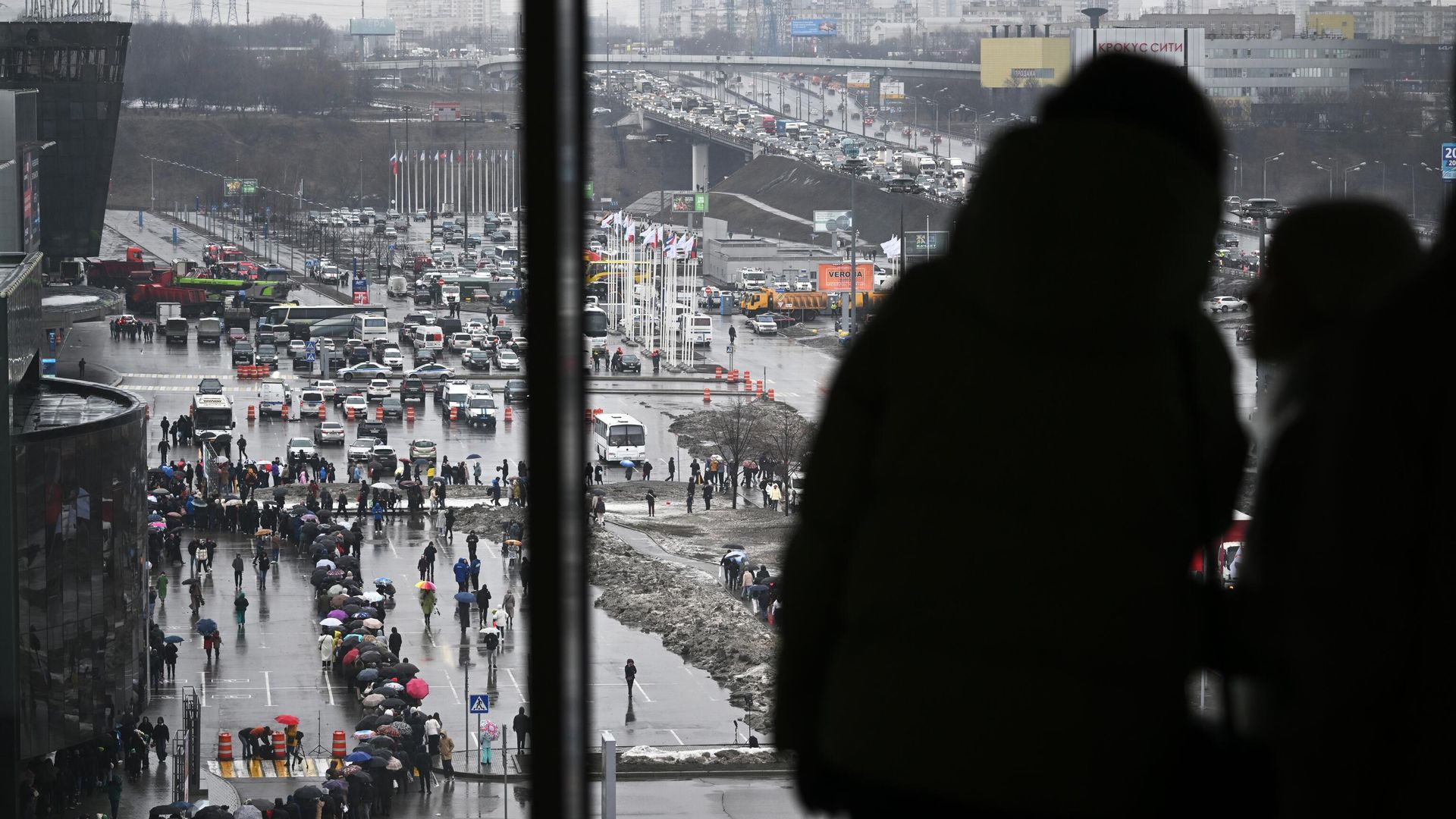 Вид на очередь к стихийному мемориалу возле подмосковного Крокус Сити Холла в память о жертвах теракта. Вид на очередь к стихийному мемориалу возле подмосковного Крокус Сити Холла в память о жертвах теракта. - РИА Новости, 1920, 26.03.2024