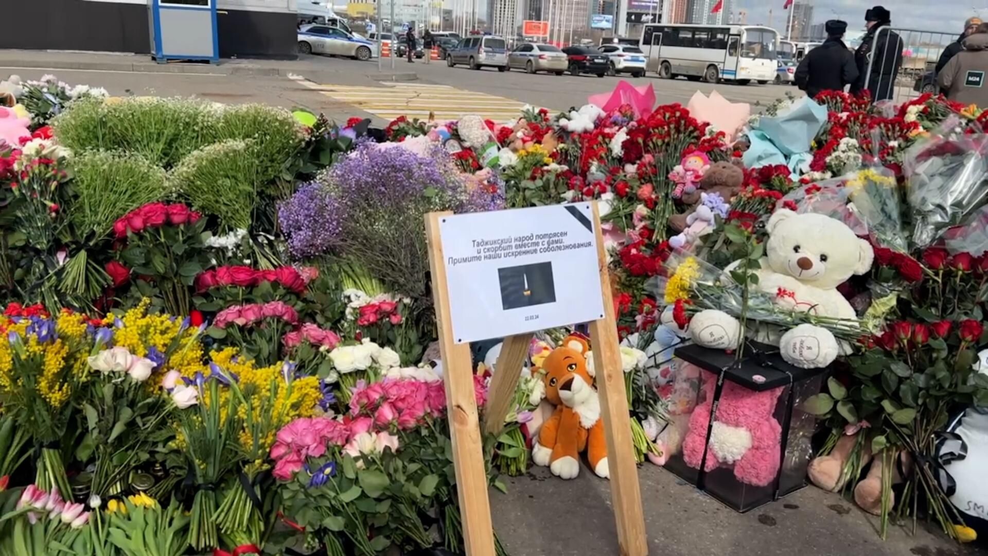 Табличка у Крокуса с соболезнованиями от таджикского народа Табличка у Крокуса с соболезнованиями от таджикского народа - РИА Новости, 1920, 25.03.2024