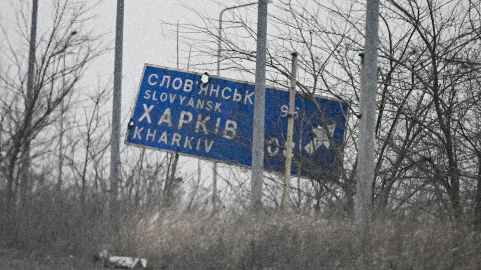 Поврежденный в результате обстрелов дорожный указатель в зоне СВО Поврежденный в результате обстрелов дорожный указатель в зоне СВО - РИА Новости, 1920, 24.12.2025