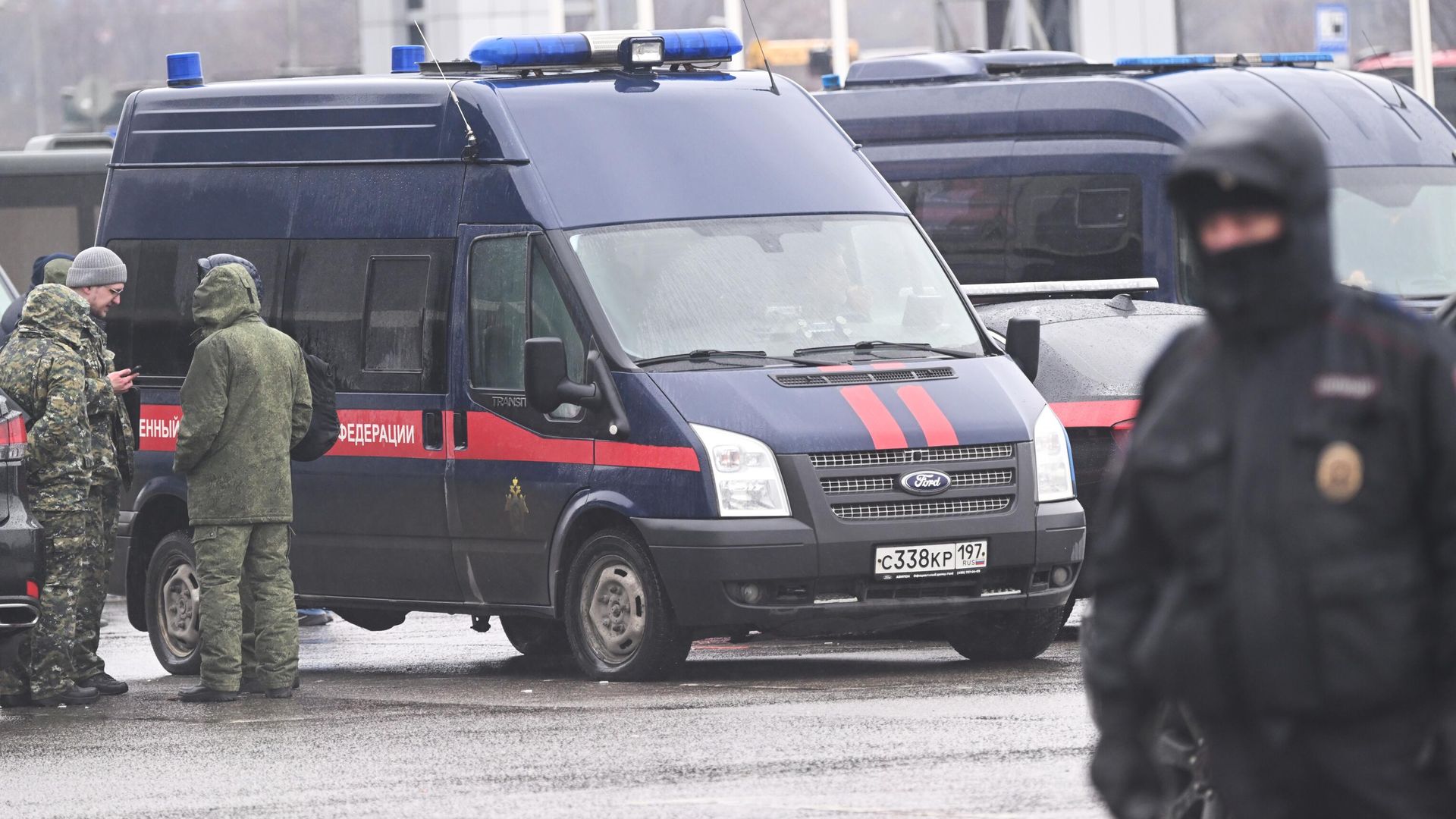 Сотрудник полиции и автомобиль Следственного комитета у концертного зала Крокус Сити Холл Сотрудник полиции и автомобиль Следственного комитета у концертного зала Крокус Сити Холл - РИА Новости, 1920, 27.03.2024