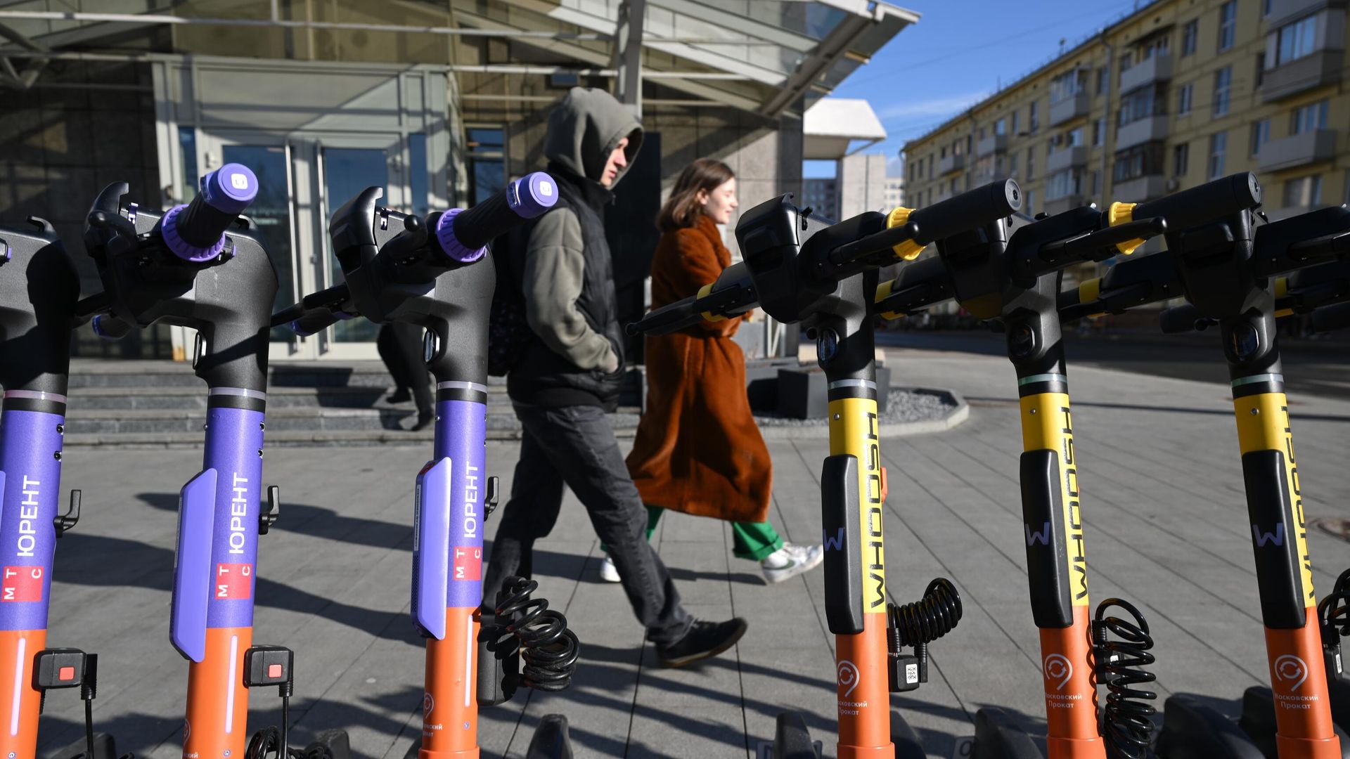 Прохожие у пункта электросамокатов на одной из улиц в Москве Прохожие у пункта электросамокатов на одной из улиц в Москве - РИА Новости, 1920, 16.03.2025
