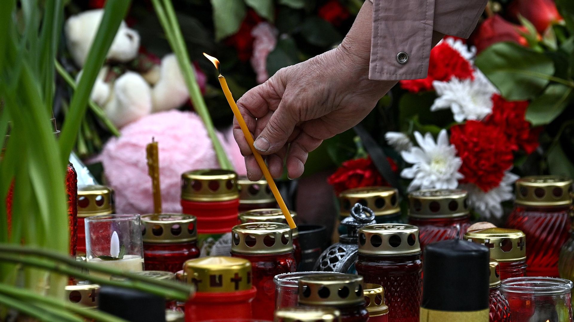 Женщина ставит свечку на стихийном мемориале у здания концертного зала Крокус Сити Холл, где произошел теракт Женщина ставит свечку на стихийном мемориале у здания концертного зала Крокус Сити Холл, где произошел теракт - РИА Новости, 1920, 26.03.2024