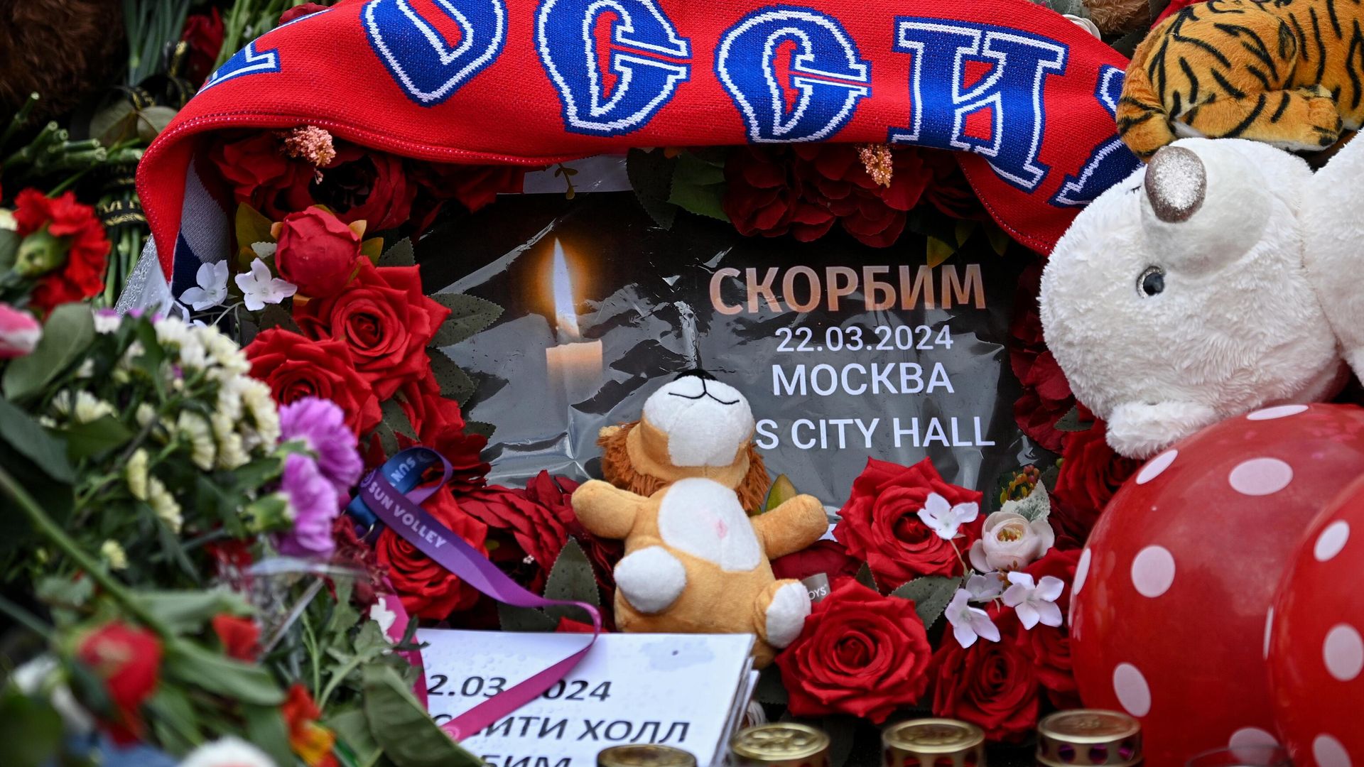 Свечи, мягкие игрушки и цветы на стихийном мемориале у здания концертного зала Крокус Сити Холл, где произошла стрельба и начался пожар Свечи, мягкие игрушки и цветы на стихийном мемориале у здания концертного зала Крокус Сити Холл, где произошла стрельба и начался пожар - РИА Новости, 1920, 26.03.2024
