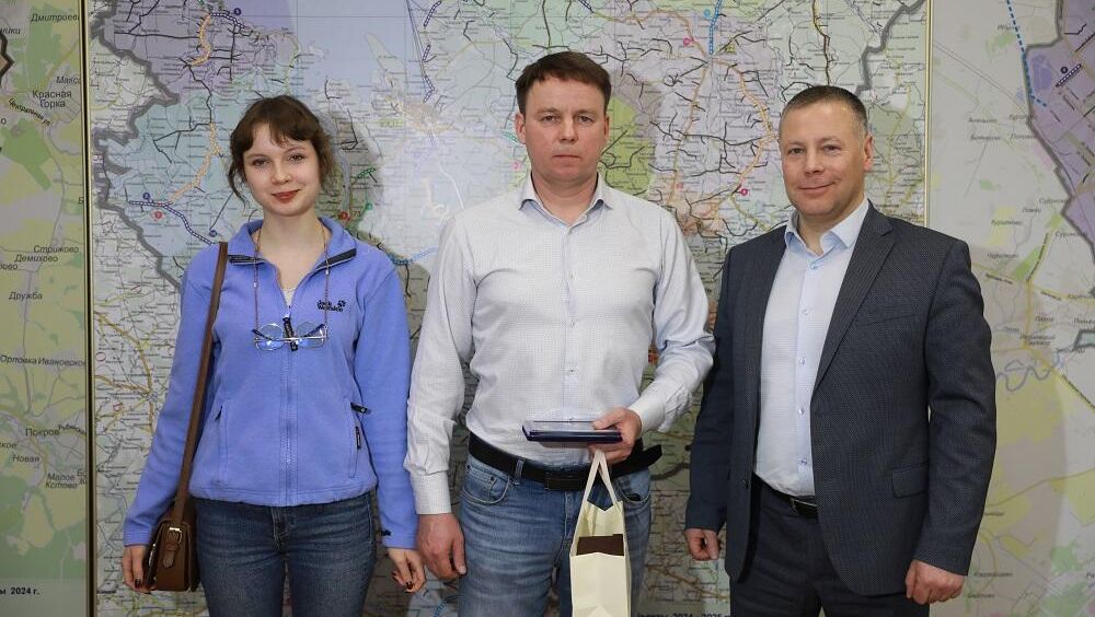 Губернатор Ярославской области Михаил Евраев наградил сотрудника охраны Крокус сити холла Алексея Осанушкова, спасшего более сотни людей при теракте. 25 марта 2024 Губернатор Ярославской области Михаил Евраев наградил сотрудника охраны Крокус сити холла Алексея Осанушкова, спасшего более сотни людей при теракте. 25 марта 2024 - РИА Новости, 1920, 25.03.2024