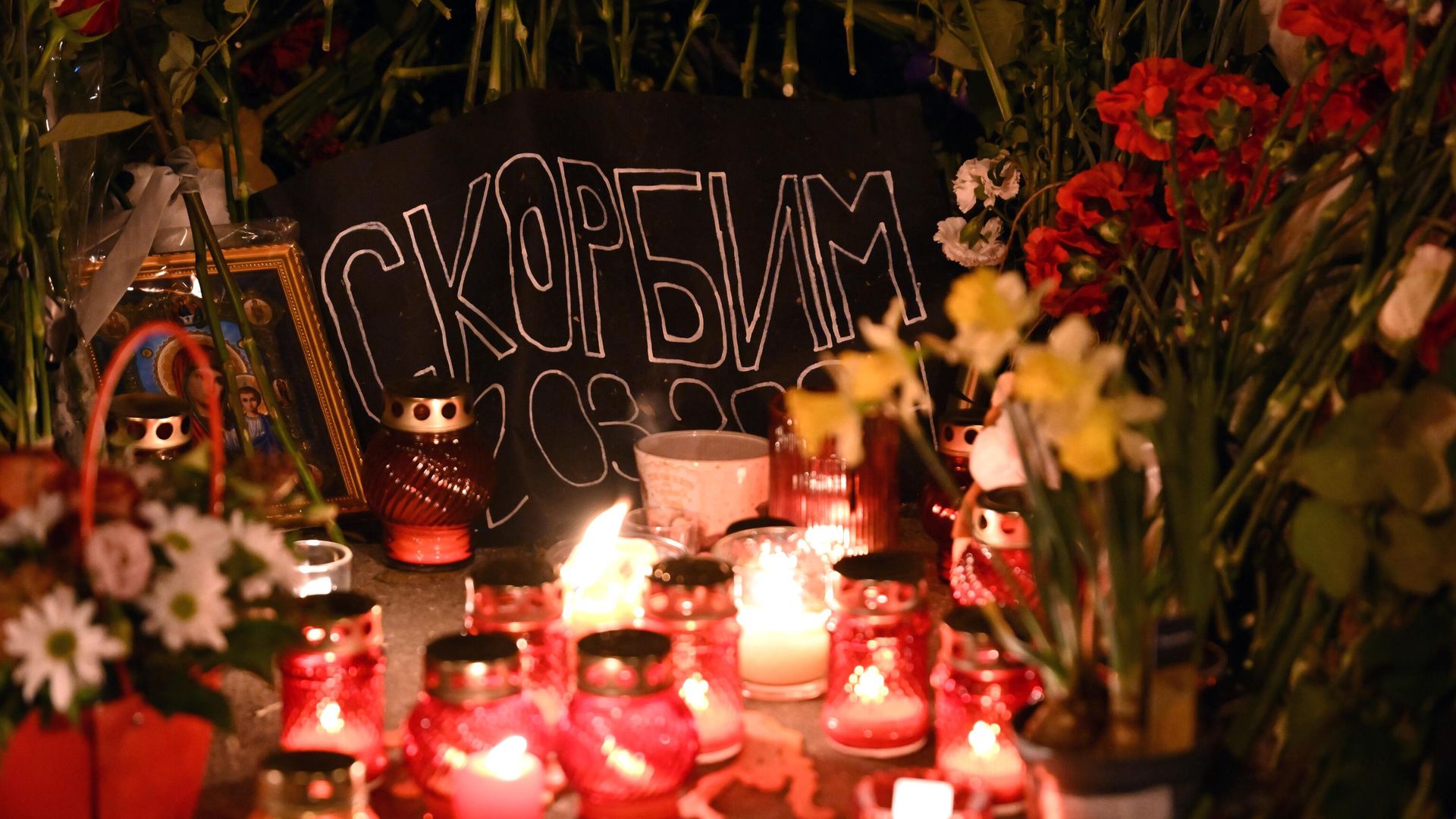 Цветы и свечи у стихийного мемориала у здания концертного зала Крокус Сити Холл, где произошла стрельба и начался пожар - РИА Новости, 1920, 26.03.2024
