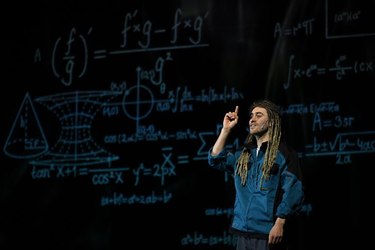 Выставка Россия. Дмитрий Чеботарев в сцене из спектакля Океан внутри в рамках проекта Голоса страны