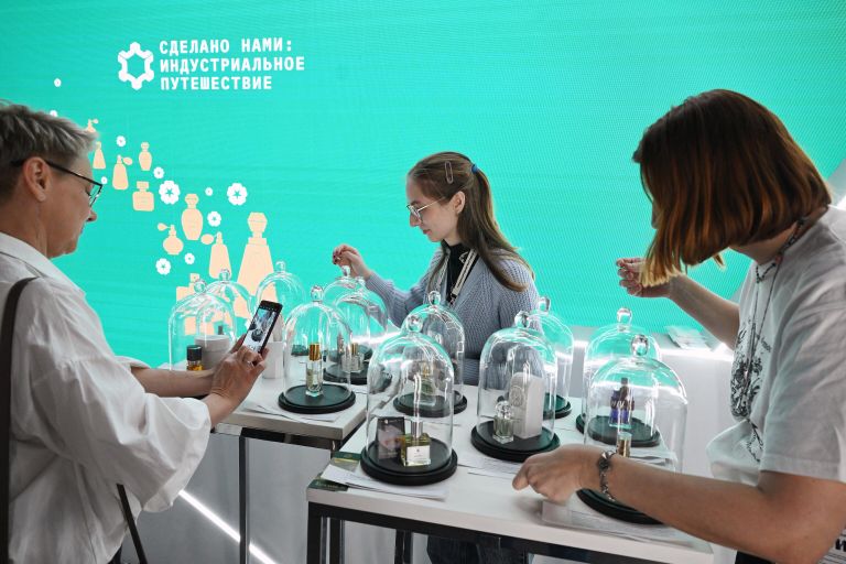Выставка Россия.  Парфюмерный бар от школы парфюмерии Я творю и лекция от Русского музея парфюмерии