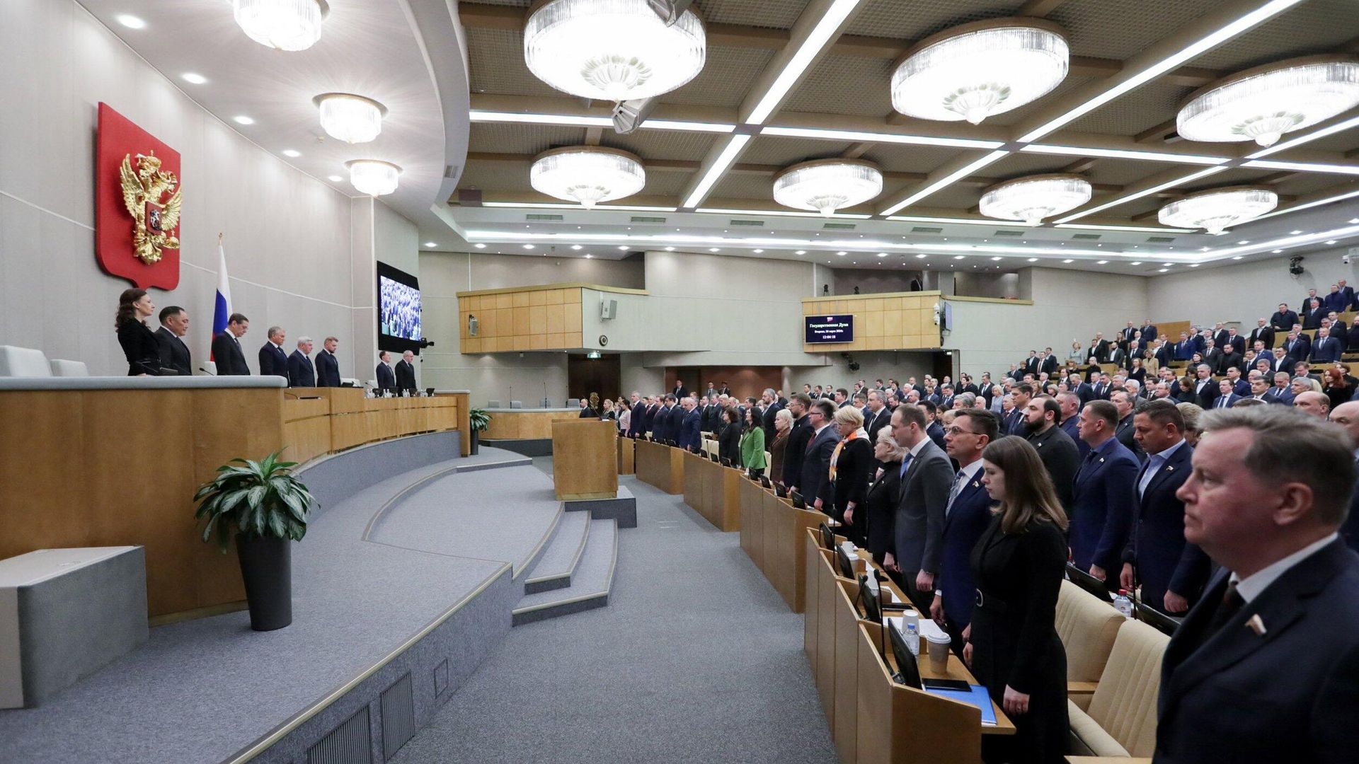 Депутаты Государственной думы РФ во время минуты молчания в память о погибших в результате теракта в Крокус Сити Холле. 26 марта 2024 Депутаты Государственной думы РФ во время минуты молчания в память о погибших в результате теракта в Крокус Сити Холле. 26 марта 2024 - РИА Новости, 1920, 26.03.2024