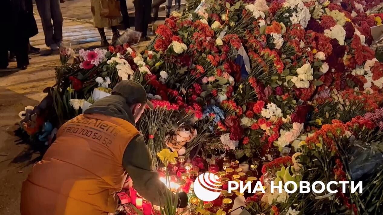 Члены поискового отряда Лиза Алерт почтили память погибших во время теракта в Крокусе. 25 марта 2024 Члены поискового отряда Лиза Алерт почтили память погибших во время теракта в Крокусе. 25 марта 2024 - РИА Новости, 1920, 25.03.2024