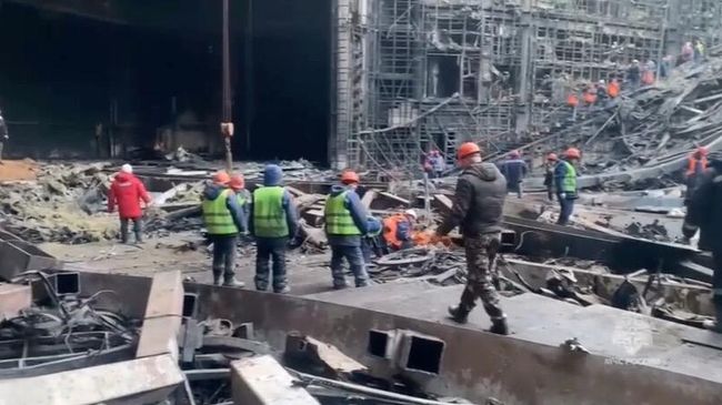 Сотрудники МЧС РФ разбирают завалы в здании концертного зала Крокус Сити Холл Сотрудники МЧС РФ разбирают завалы в здании концертного зала Крокус Сити Холл