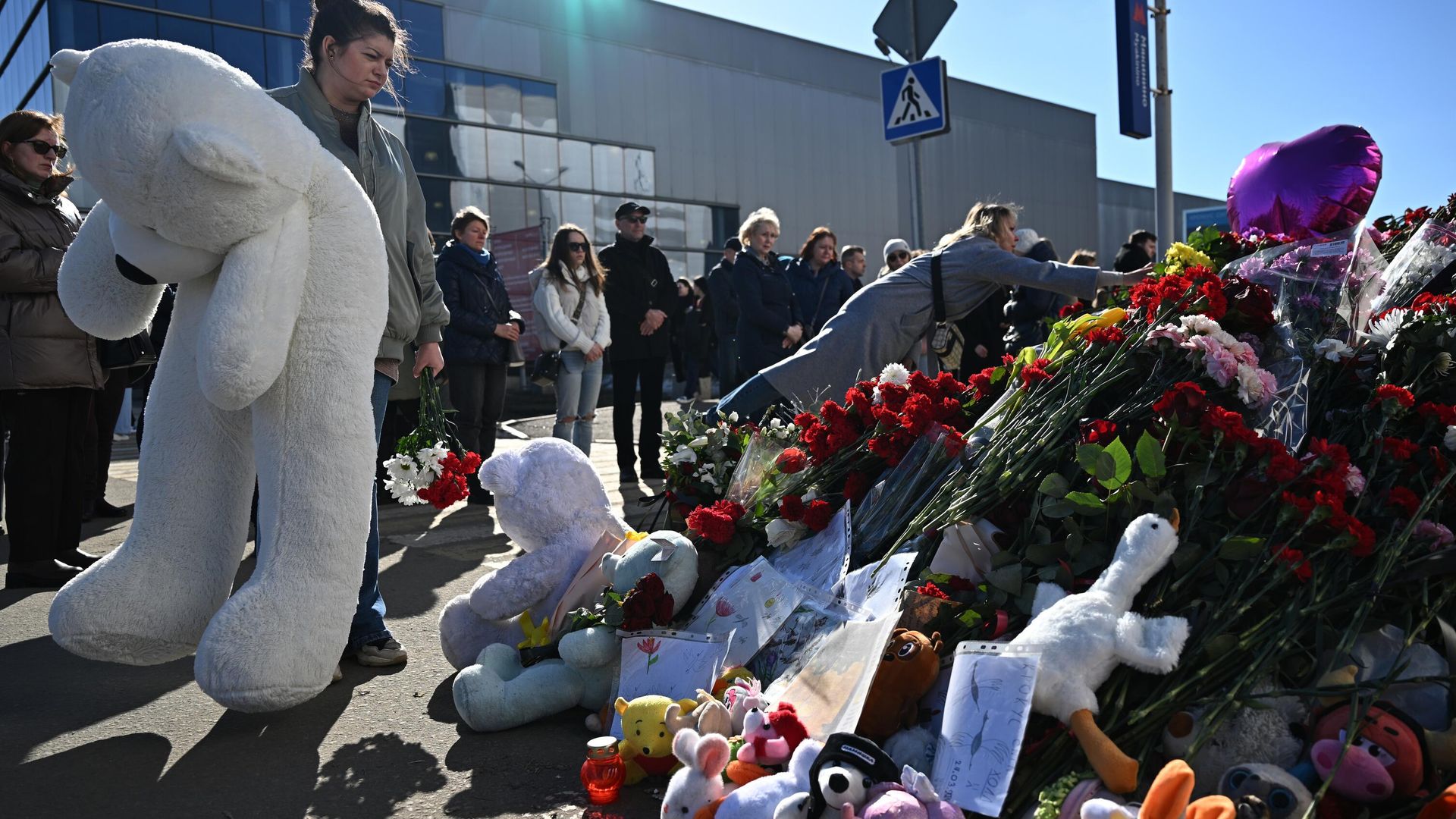 Стихийный мемориал возле подмосковного Крокус Сити Холла в память о жертвах теракта Стихийный мемориал возле подмосковного Крокус Сити Холла в память о жертвах теракта - РИА Новости, 1920, 29.03.2024