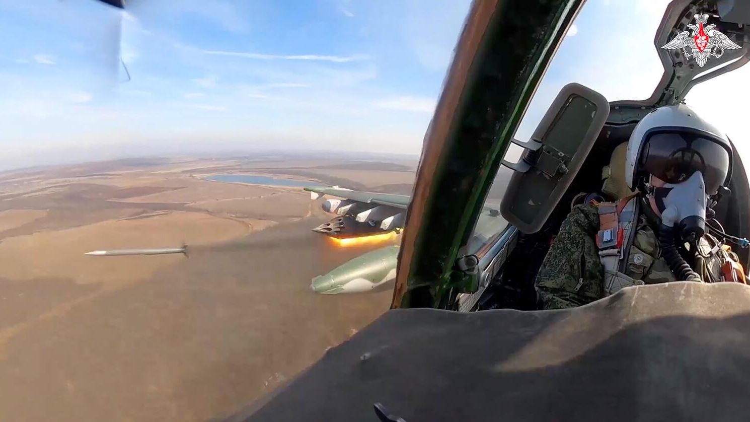 Штурмовики Су-25 наносит удар по подразделениям ВСУ Штурмовики Су-25 наносит удар по подразделениям ВСУ - РИА Новости, 1920, 25.10.2024