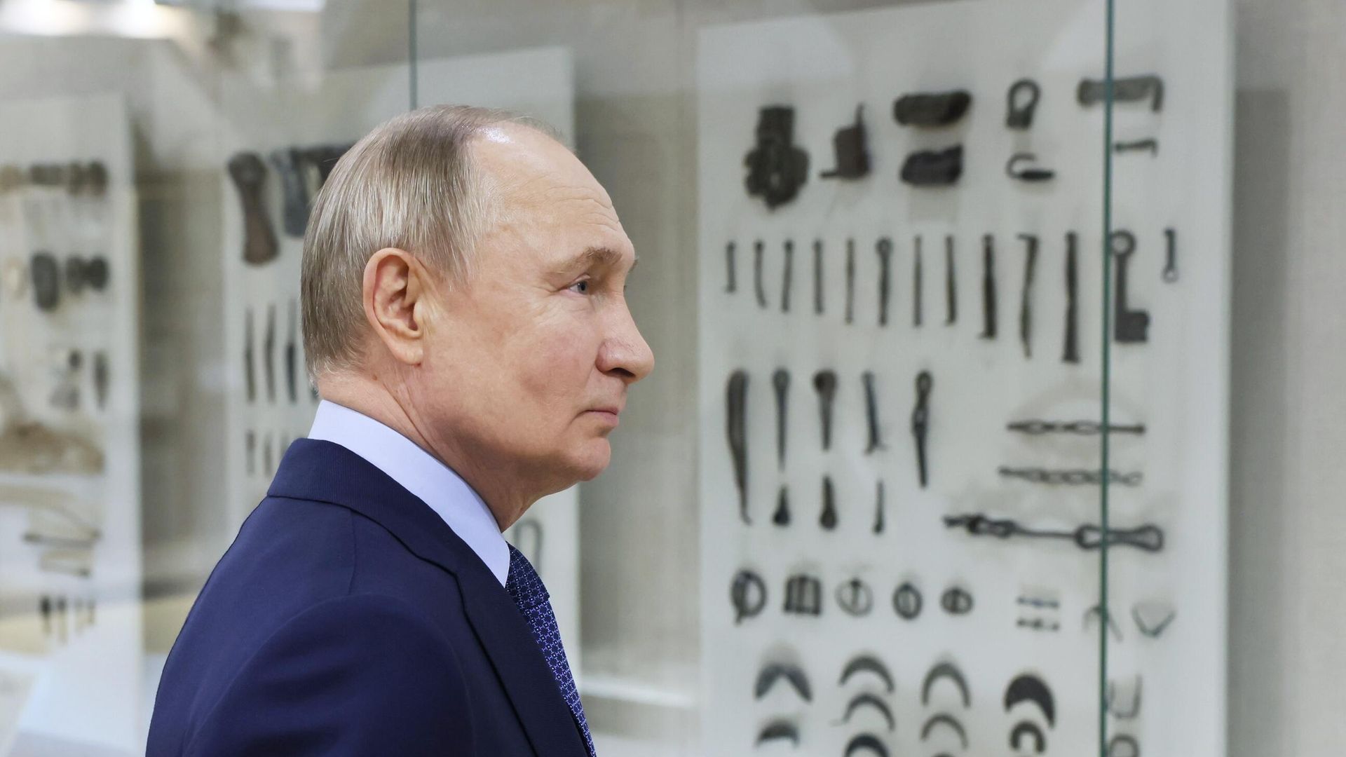 Президент РФ Владимир Путин посещает выставочный комплекс Музейные ряды Всероссийского историко-этнографического музея в Торжке - РИА Новости, 1920, 27.03.2024