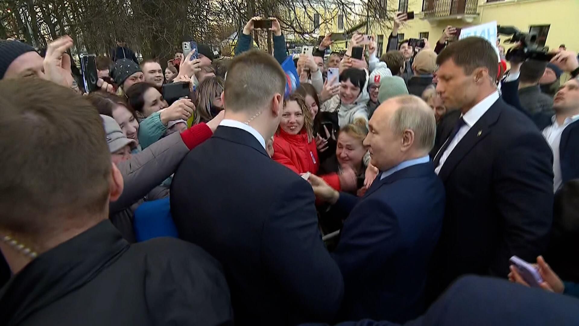 Мы вас ждали. Путин общается с жителями Торжка Мы вас ждали. Путин общается с жителями Торжка - РИА Новости, 1920, 27.03.2024