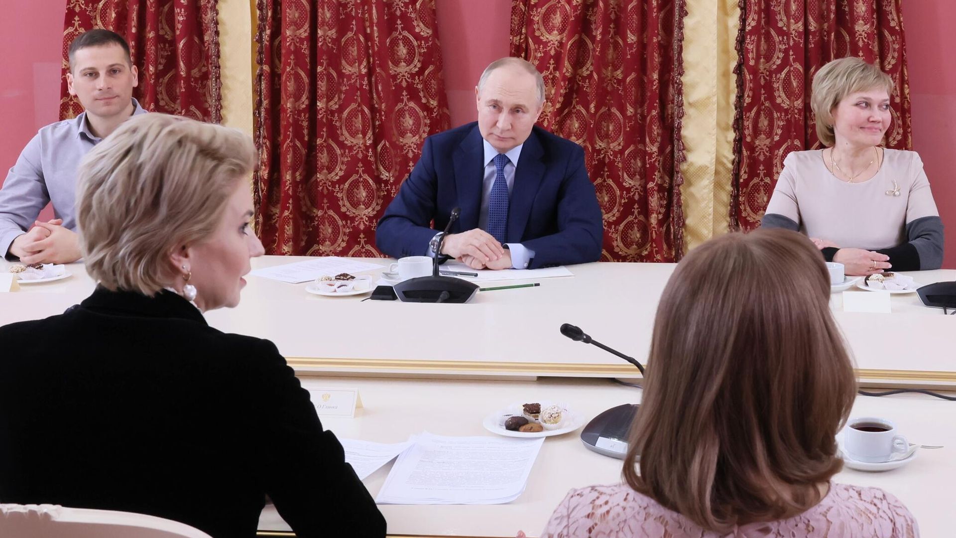 Президент РФ Владимир Путин встречается с работниками культуры Тверской области в музейном комплексе Гостиница Пожарских в Торжке Президент РФ Владимир Путин встречается с работниками культуры Тверской области в музейном комплексе Гостиница Пожарских в Торжке - РИА Новости, 1920, 27.03.2024