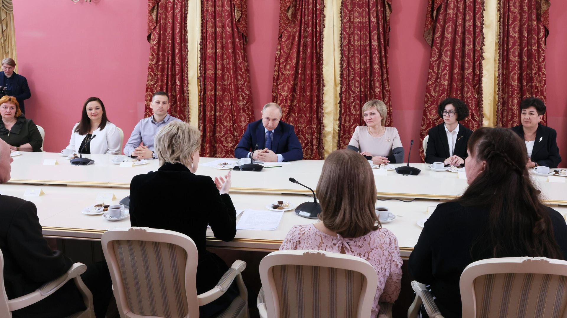 Президент РФ Владимир Путин встречается с работниками культуры Тверской области в музейном комплексе Гостиница Пожарских в Торжке Президент РФ Владимир Путин встречается с работниками культуры Тверской области в музейном комплексе Гостиница Пожарских в Торжке - РИА Новости, 1920, 27.03.2024