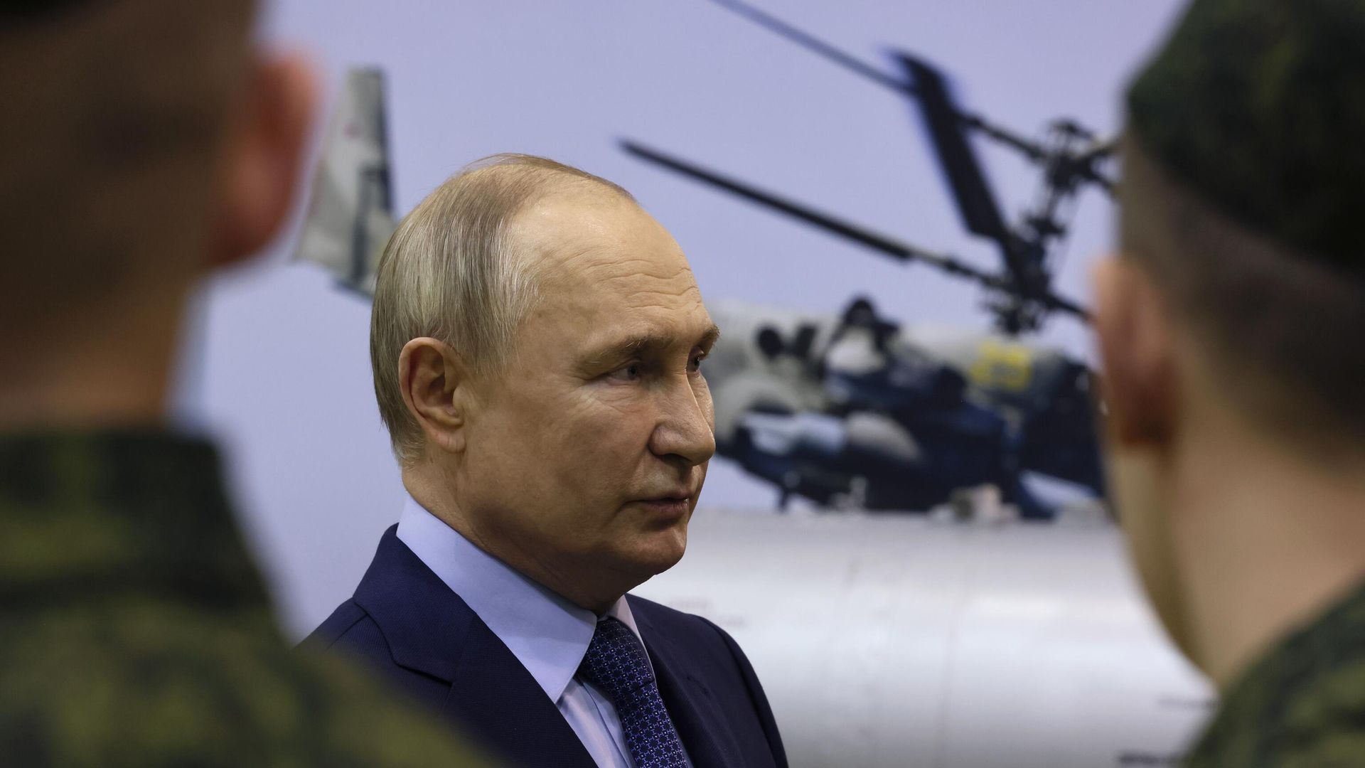 Президент РФ Владимир Путин беседует с военными летчиками, проходящими подготовку в 344-м государственном центре боевого применения и переучивания летного состава Минобороны РФ в Торжке Президент РФ Владимир Путин беседует с военными летчиками, проходящими подготовку в 344-м государственном центре боевого применения и переучивания летного состава Минобороны РФ в Торжке - РИА Новости, 1920, 28.03.2024