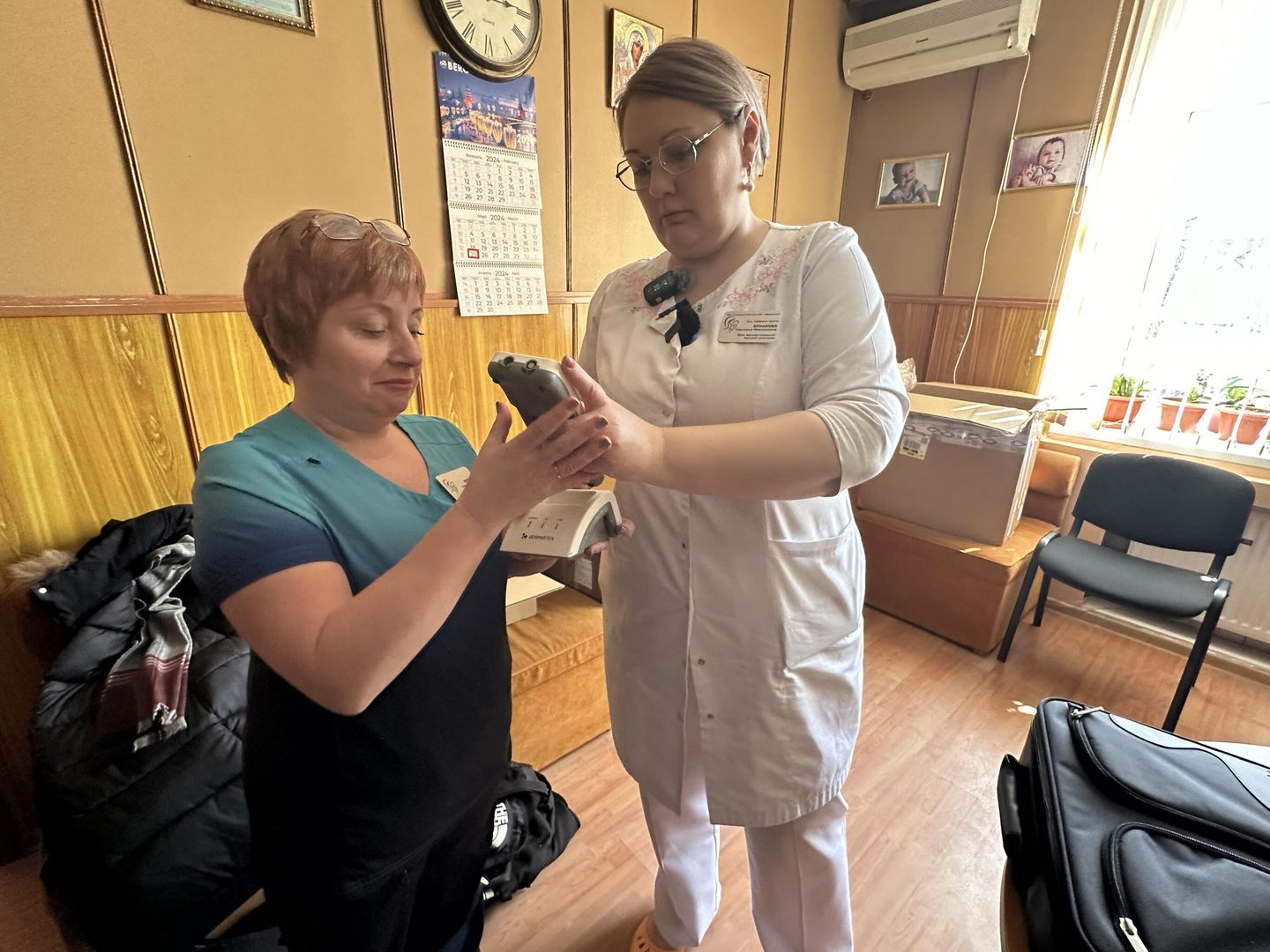 Врачи акушерского отделения мариупольской больницы №2 изучают подарки из Италии Врачи акушерского отделения мариупольской больницы №2 изучают подарки из Италии