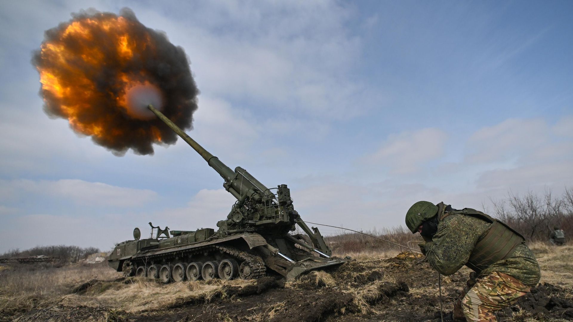 Самоходная артиллерийская установка Малка ведет огонь Самоходная артиллерийская установка Малка ведет огонь - РИА Новости, 1920, 02.05.2024