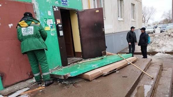 Перегородка подъезда жилого дома обрушилась в Уфе Перегородка подъезда жилого дома обрушилась в Уфе - РИА Новости, 1920, 28.03.2024