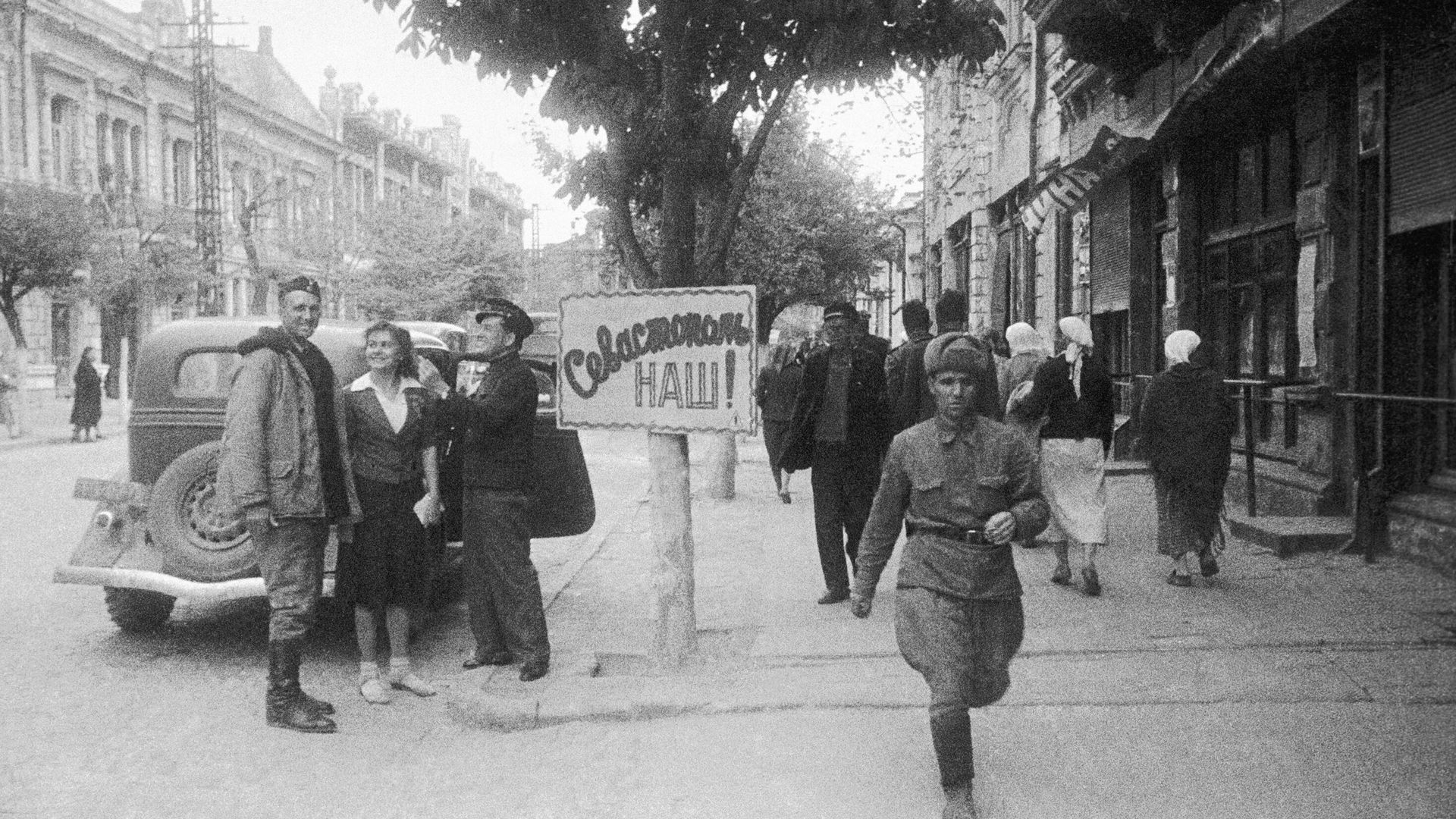 Освобождение Севастополя от немецко-фашистских войск. На улицах освобожденного города. На плакате написано Севастополь наш! Освобождение Севастополя от немецко-фашистских войск. На улицах освобожденного города. На плакате написано Севастополь наш! - РИА Новости, 1920, 09.05.2024