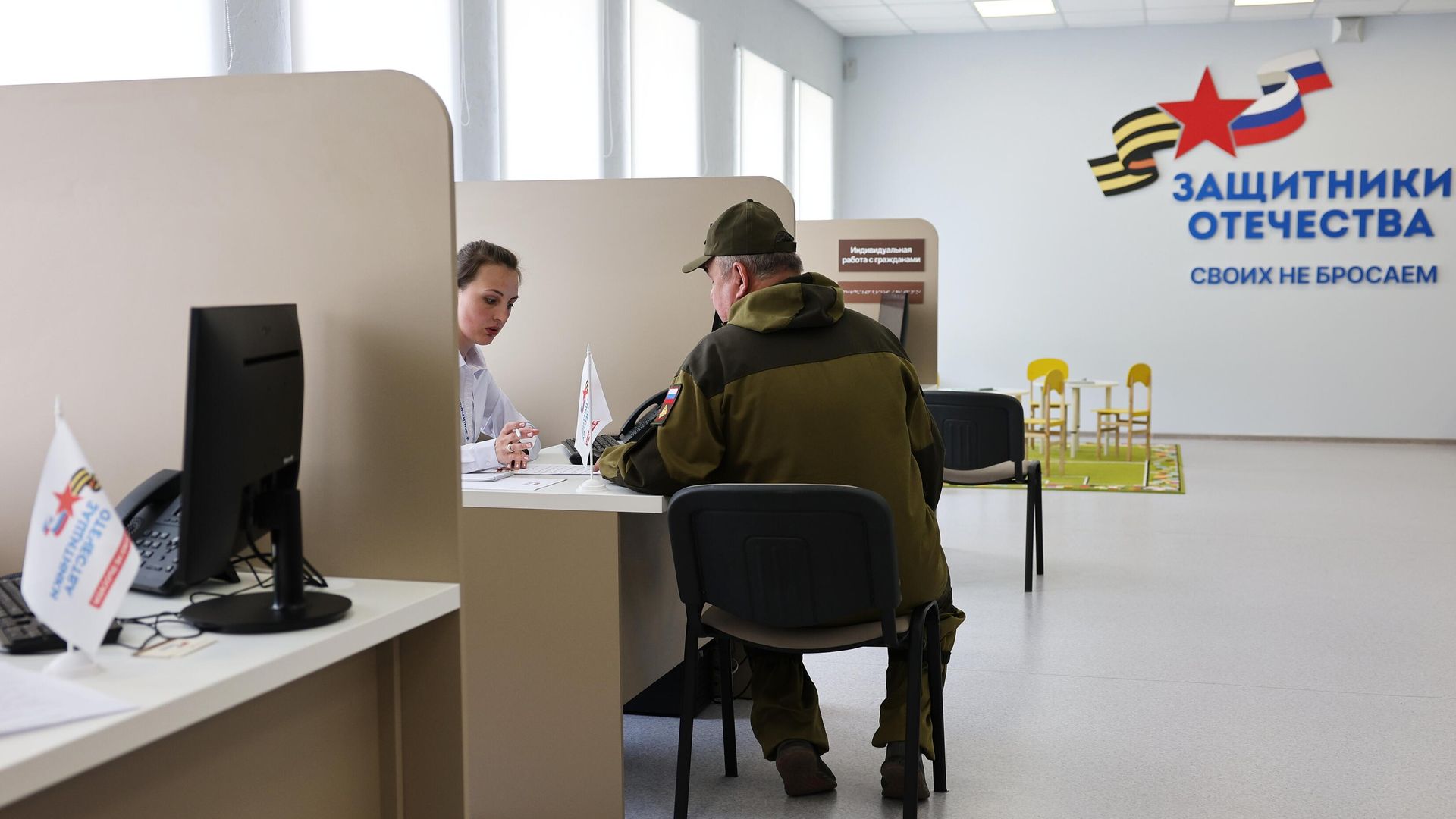 Ветеран и сотрудница службы социальных координаторов во время открытия филиала фонда поддержки участников СВО Защитники Отечества в Калининграде Ветеран и сотрудница службы социальных координаторов во время открытия филиала фонда поддержки участников СВО Защитники Отечества в Калининграде - РИА Новости, 1920, 02.04.2024